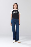 Camiseta negra crop top college con manga ranglan blanca