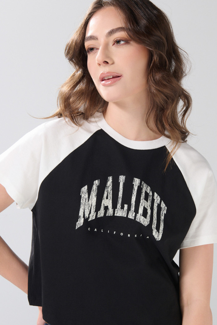 Camiseta negra crop top college con manga ranglan blanca