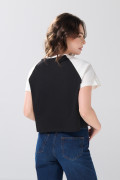 Camiseta negra crop top college con manga ranglan blanca