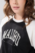 Camiseta negra crop top college con manga ranglan blanca