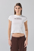Camiseta crema clara con arte college y cuello redondo
