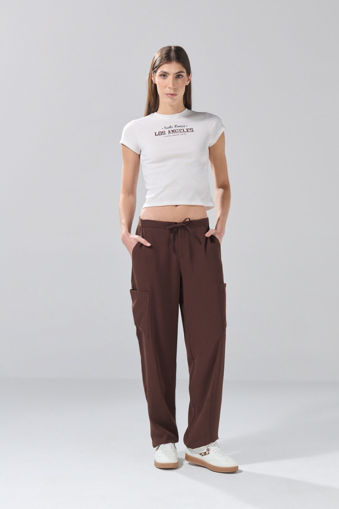 Camiseta crema clara con arte college y cuello redondo

