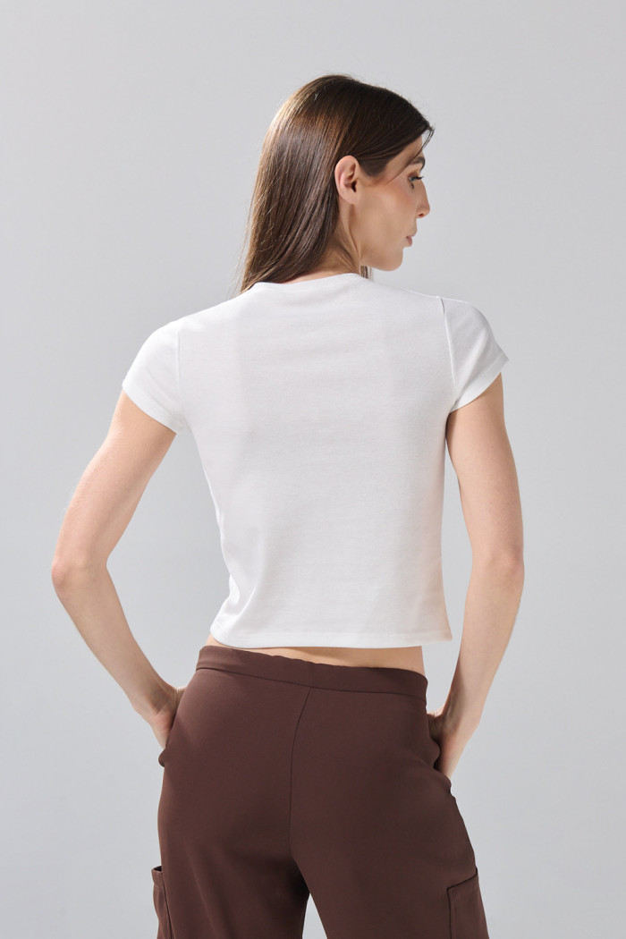 Camiseta crema clara con arte college y cuello redondo

