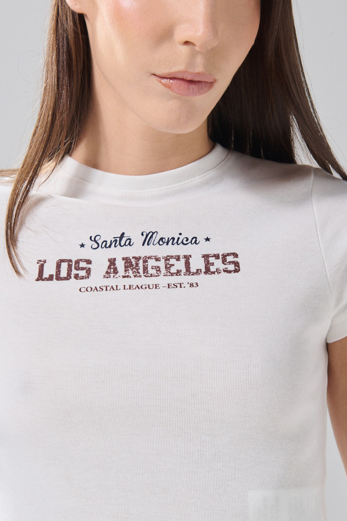 Camiseta crema clara con arte college y cuello redondo
