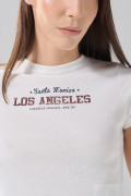 Camiseta crema clara con arte college y cuello redondo
