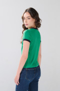 Camiseta con contrastes college verde oscura y manga corta
