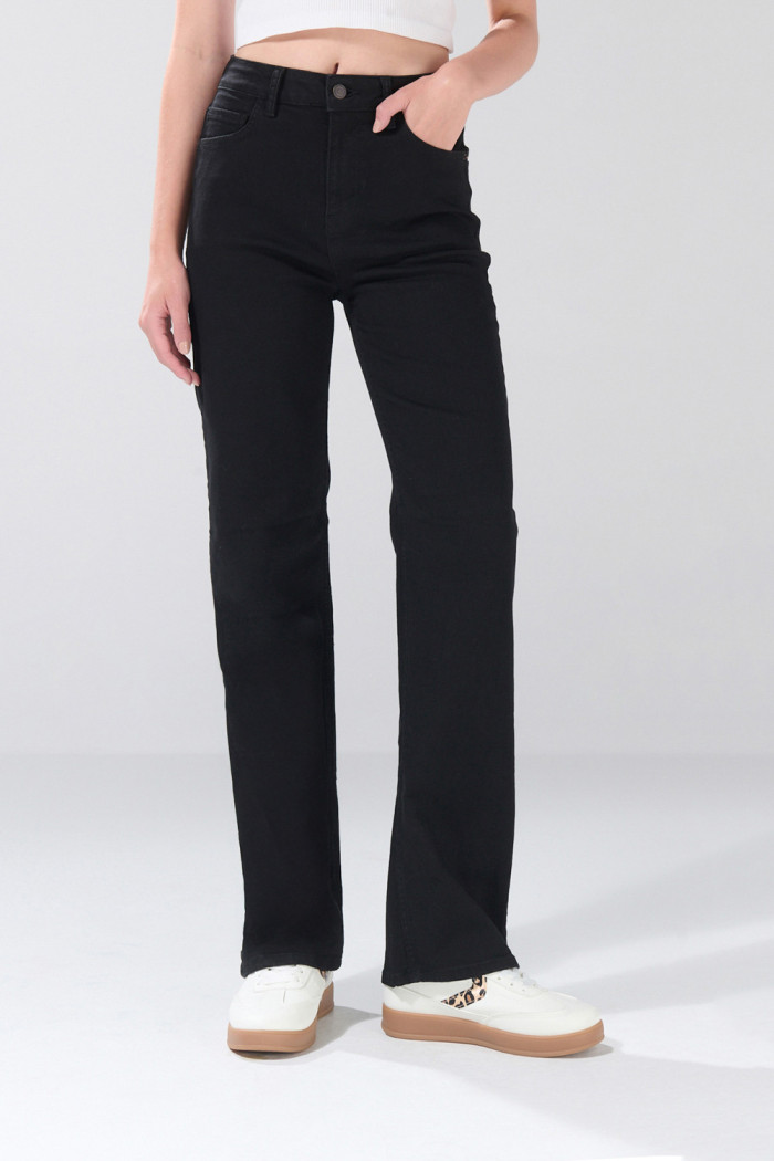 Jean tiro alto straight leg infaltables negro con bolsillos
