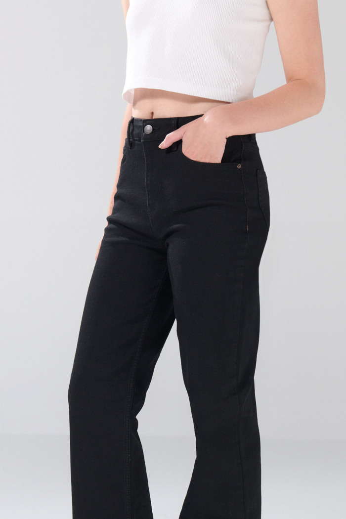 Jean tiro alto straight leg infaltables negro con bolsillos

