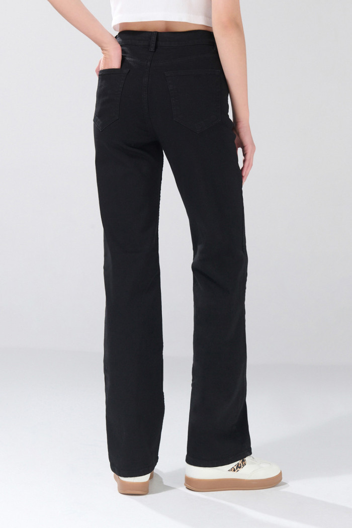 Jean tiro alto straight leg infaltables negro con bolsillos
