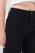 Jean tiro alto straight leg infaltables negro con bolsillos
