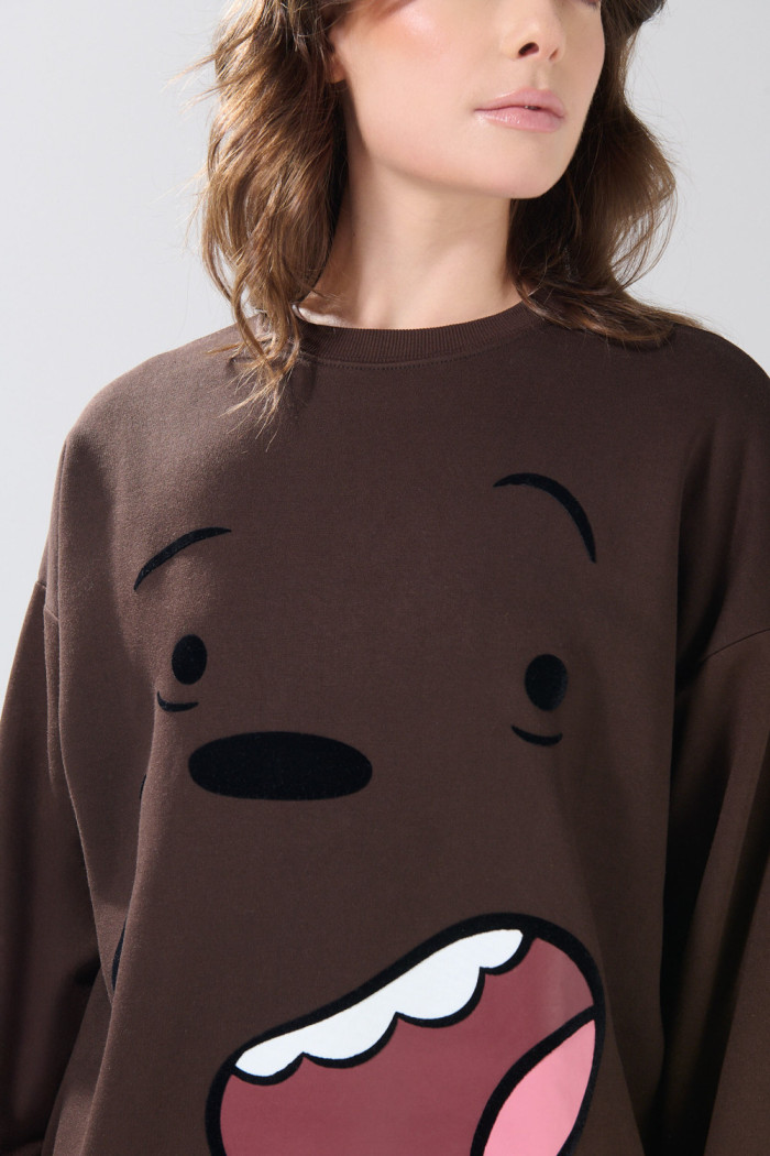 Buzo oversize café cuello redondo de Osos Escandalosos