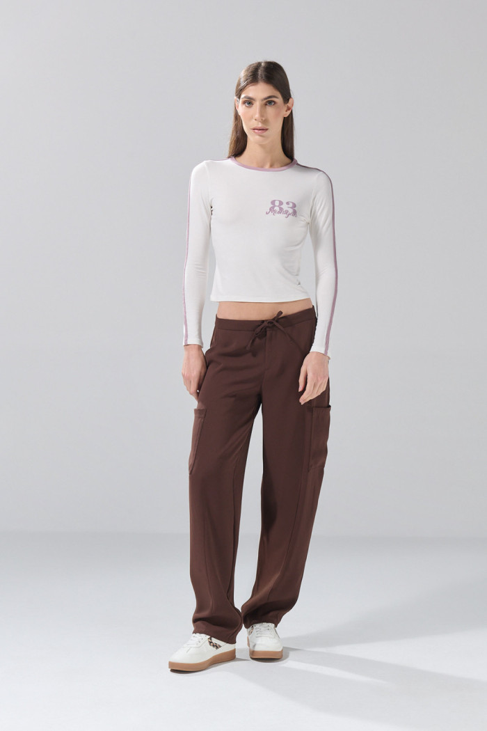 Camiseta manga larga crema clara con diseños college