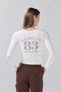 Camiseta manga larga crema clara con diseños college