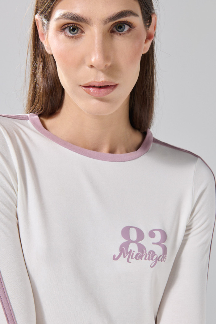 Camiseta manga larga crema clara con diseños college