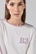 Camiseta manga larga crema clara con diseños college