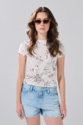 Camiseta cuello redondo crema con diseños de flores