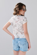 Camiseta cuello redondo crema con diseños de flores