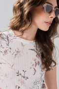 Camiseta cuello redondo crema con diseños de flores
