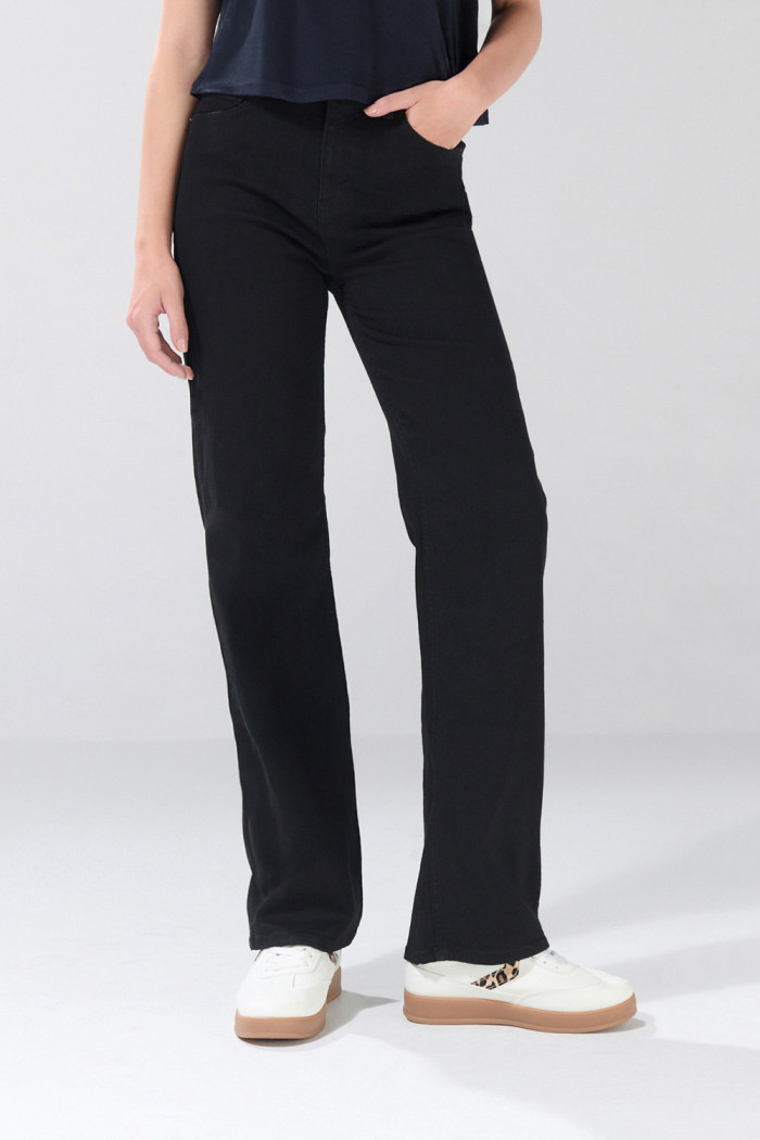 Jean straight leg negro infaltables bota recta con tiro alto
