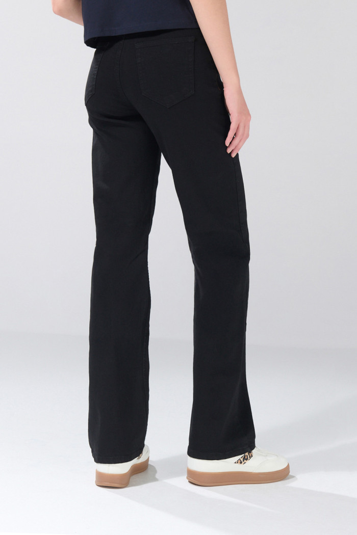 Jean straight leg negro infaltables bota recta con tiro alto
