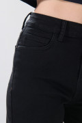 Jean straight leg negro infaltables bota recta con tiro alto