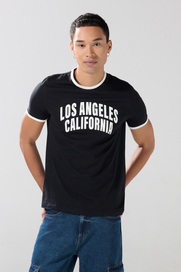 Camiseta cuello redondo negra college con contrastes
