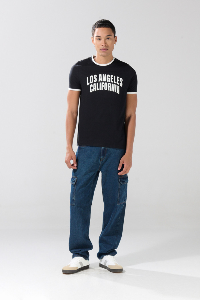 Camiseta cuello redondo negra college con contrastes