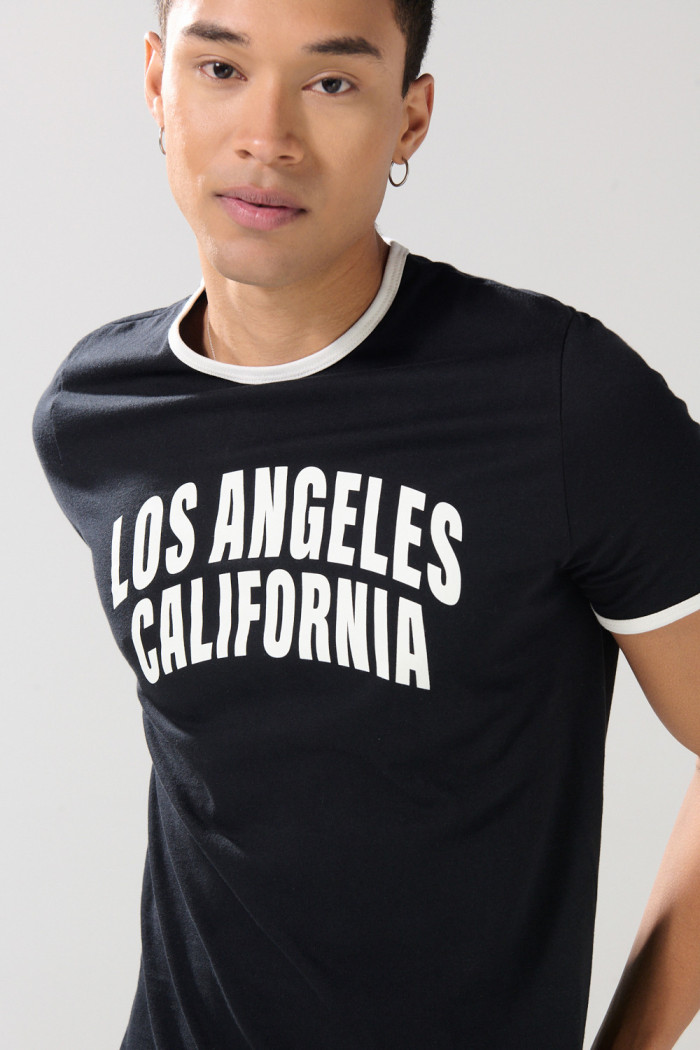 Camiseta cuello redondo negra college con contrastes