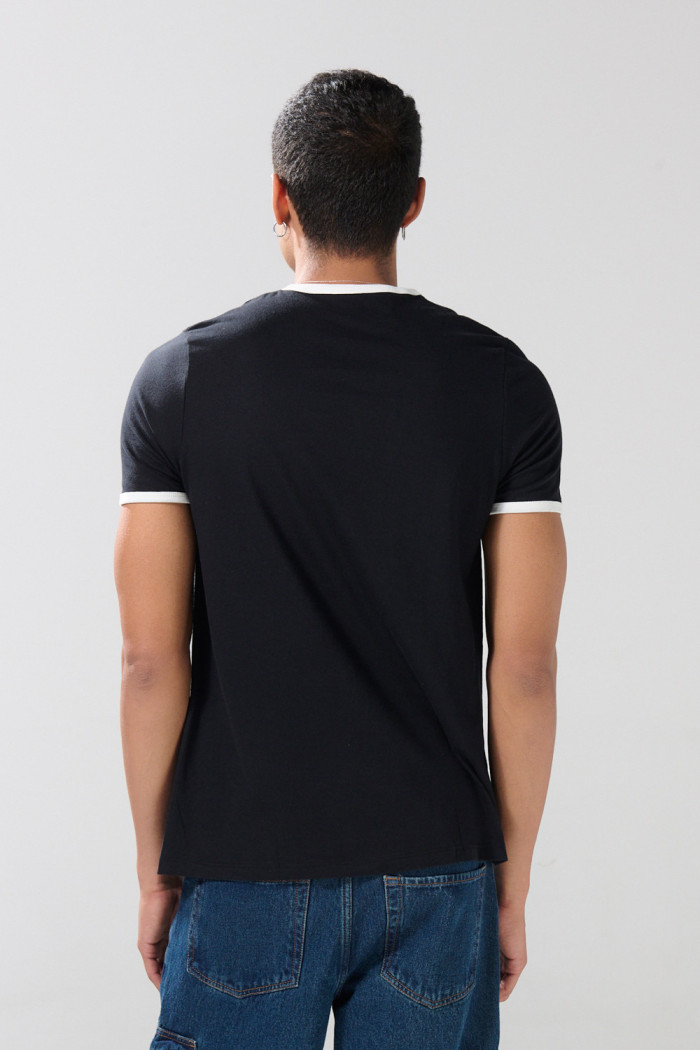 Camiseta cuello redondo negra college con contrastes