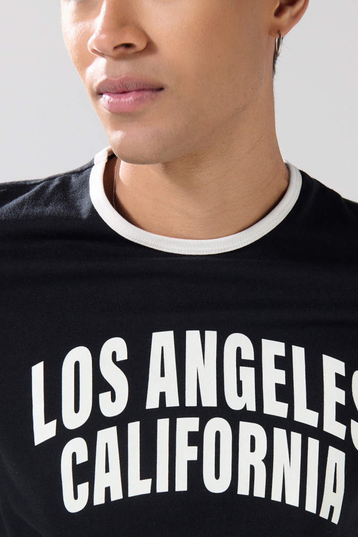 Camiseta cuello redondo negra college con contrastes