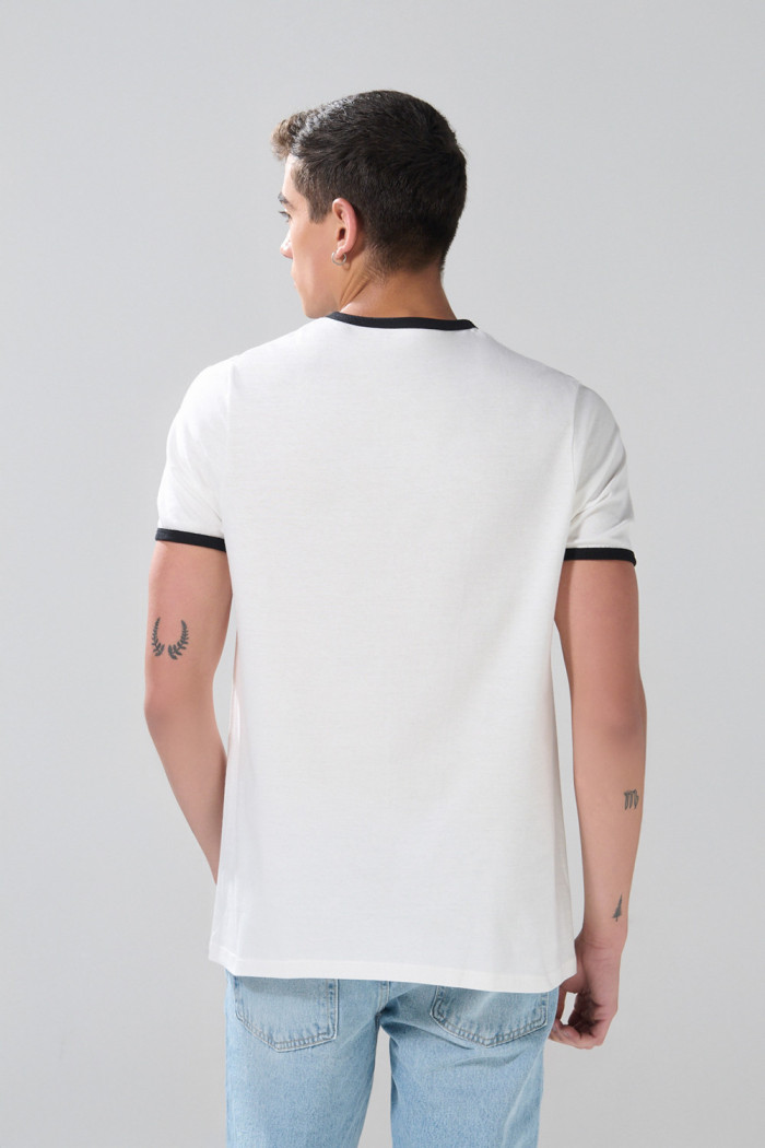 Camiseta cuello redondo crema clara con contrastes college