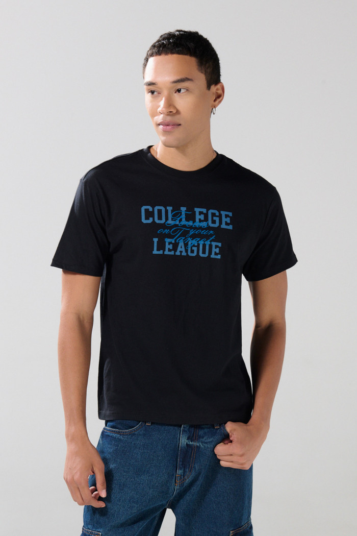 Camiseta college negra cuello redondo con manga corta