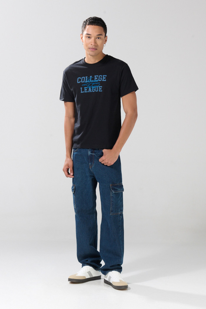 Camiseta college negra cuello redondo con manga corta