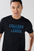 Camiseta college negra cuello redondo con manga corta