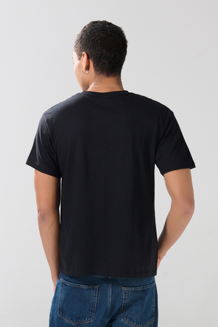 Camiseta college negra cuello redondo con manga corta