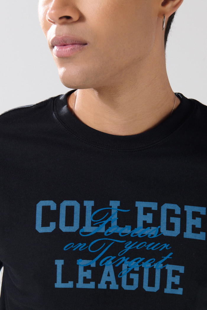 Camiseta college negra cuello redondo con manga corta