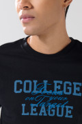 Camiseta college negra cuello redondo con manga corta
