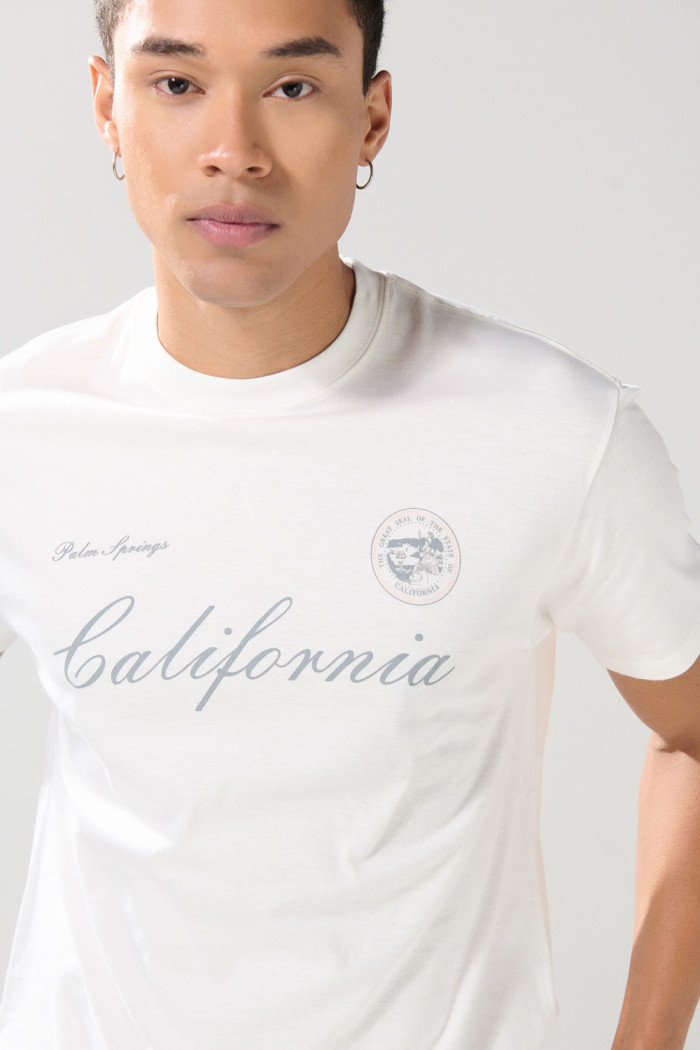 Camiseta college hombro rodado crema con manga corta