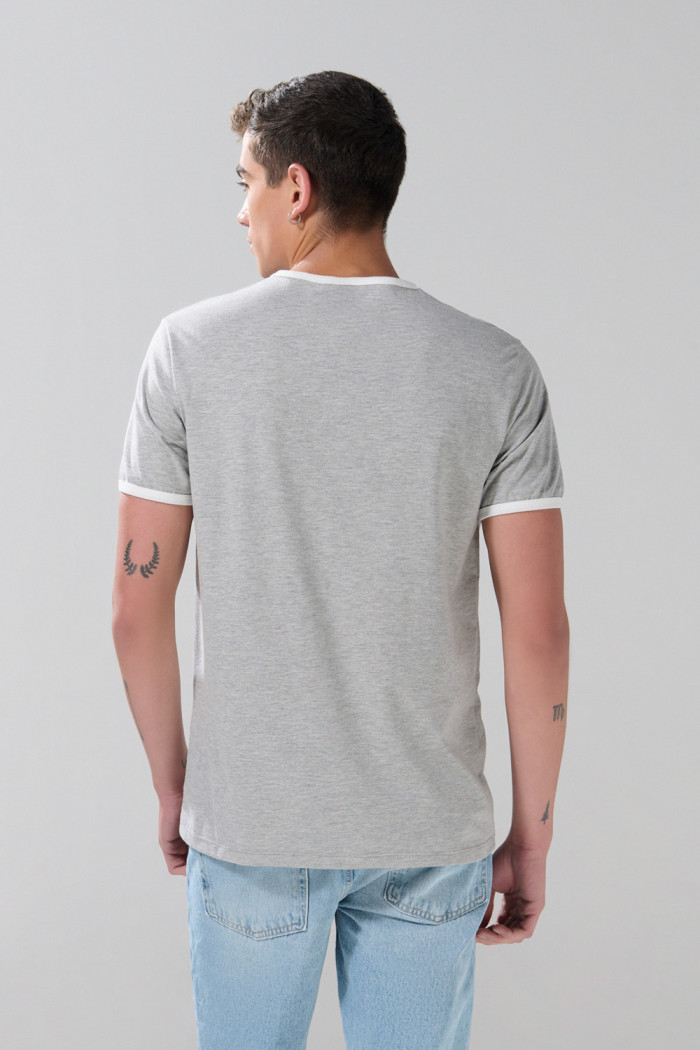 Camiseta gris medio college manga corta con contrastes