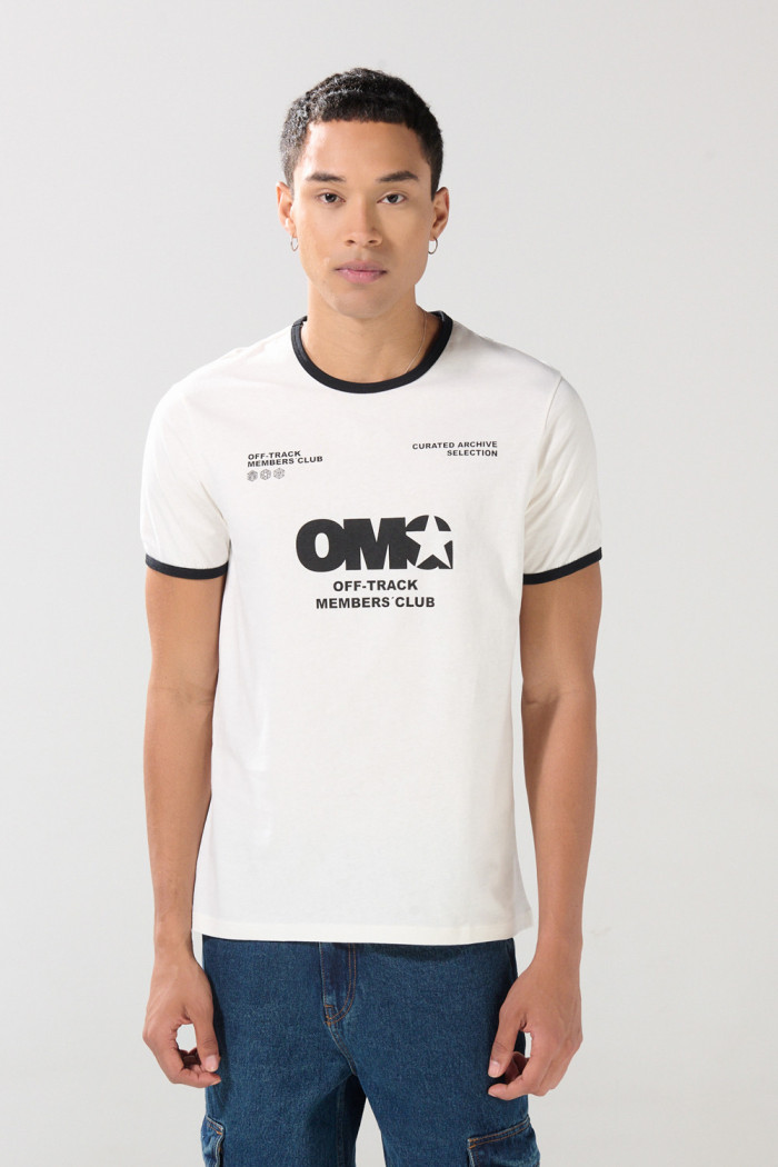 Camiseta college con contrastes crema y manga corta