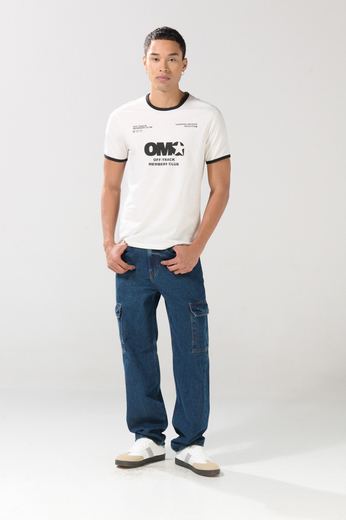 Camiseta college con contrastes crema y manga corta