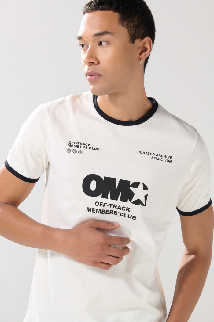 Camiseta college con contrastes crema y manga corta