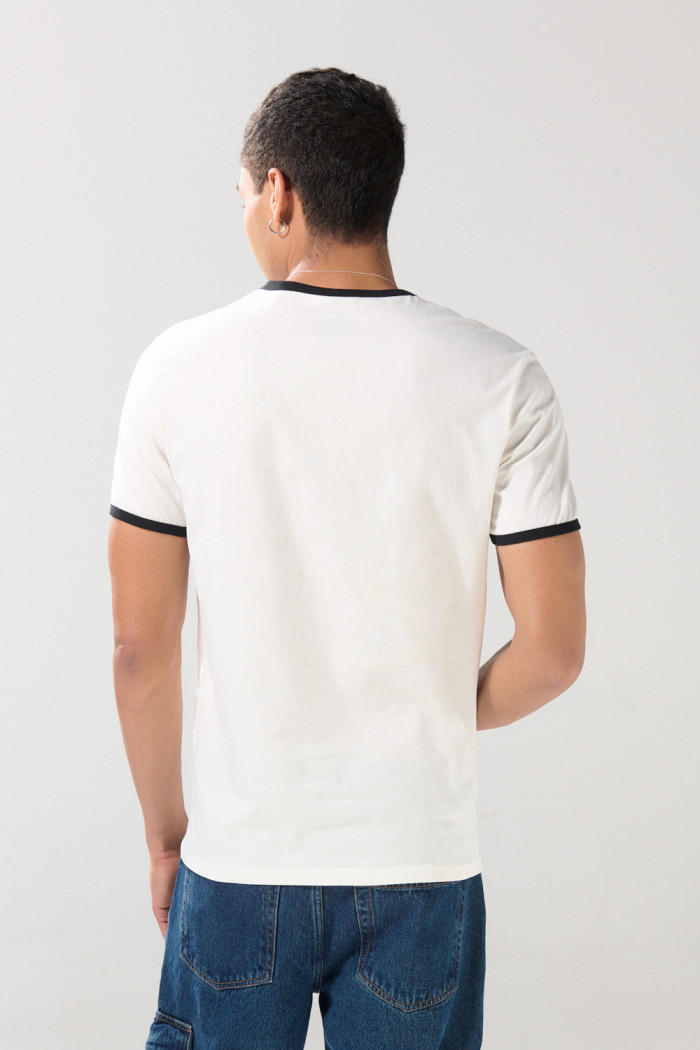Camiseta college con contrastes crema y manga corta