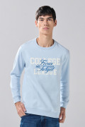 Buzo azul claro con texto college blanco y cuello redondo