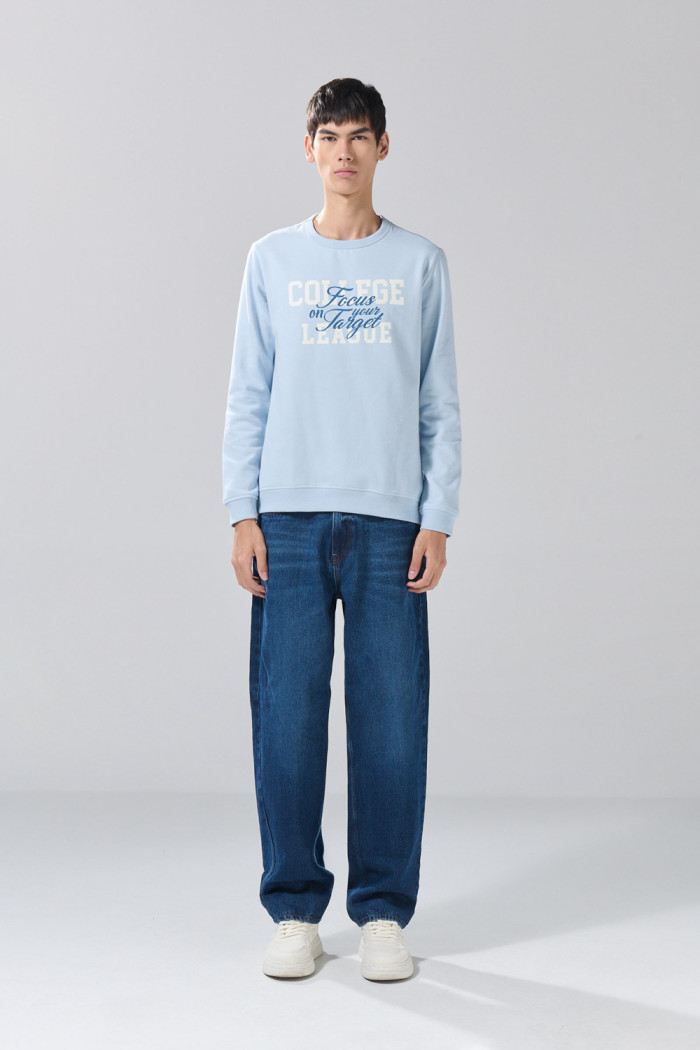 Buzo azul claro con texto college blanco y cuello redondo