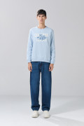 Buzo azul claro con texto college blanco y cuello redondo