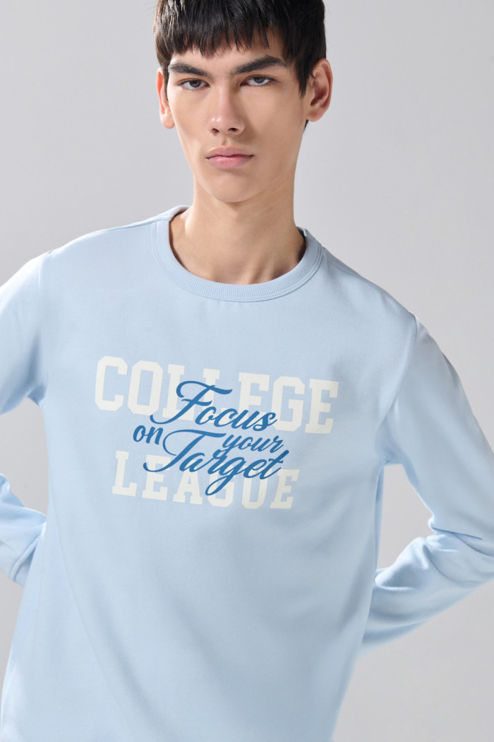 Buzo azul claro con texto college blanco y cuello redondo