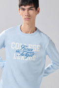 Buzo azul claro con texto college blanco y cuello redondo