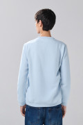 Buzo azul claro con texto college blanco y cuello redondo