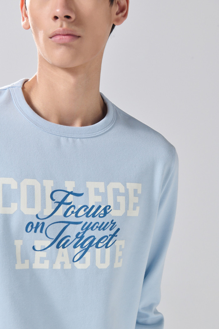Buzo azul claro con texto college blanco y cuello redondo